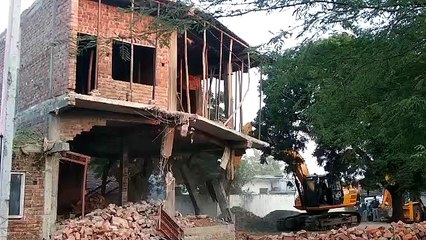 50 हज़ार के इनामी अपराधी अमजद लाला का मकान किया धाराशाही