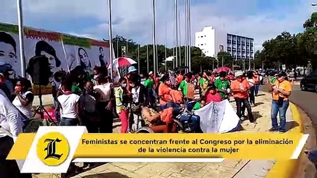 Feministas se concentran frente al Congreso por la eliminación de la violencia contra la mujer
