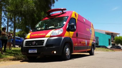 Forte colisão de trânsito envolve Gol e caminhão, no Bairro Morumbi