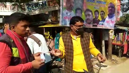 कोरोना महामारी से बचने के लिए ब्लॉक प्रमुख ने महेवा कस्बे में बांटे मास्क