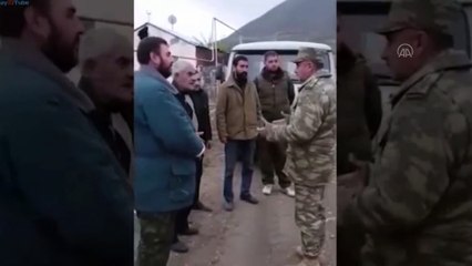 Azerbaycan askerleri, sivillerin bölgeyi terk etmesine yardım etti