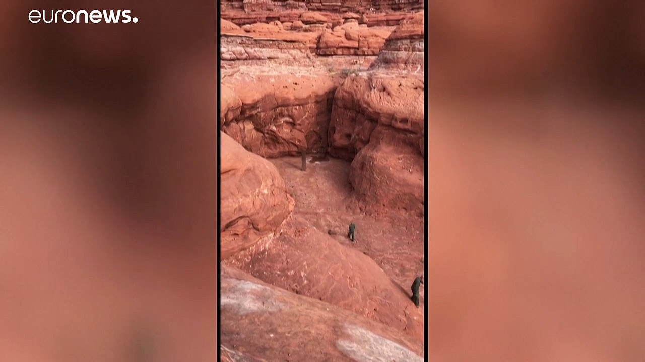 Struttura di metallo ritrovata nel deserto dell...