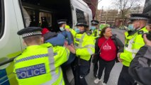 LONDRA - Aşı karşıtları Bill ve Melinda Gates Vakfı önünde gösteri düzenledi - 3 gözaltı