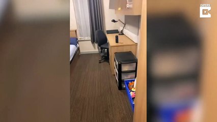 Ils transforment l'appartement de leur ami en emballage cadeau géant