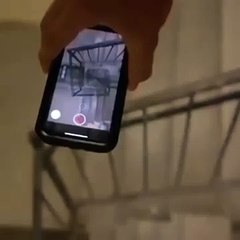 Il lache son telephone dans la cage d'escalier, ce qui se passe est incroyable