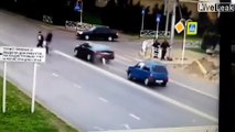 Ce conducteur se retrouve en panne en pleine route, regardez qui sort de la voiture