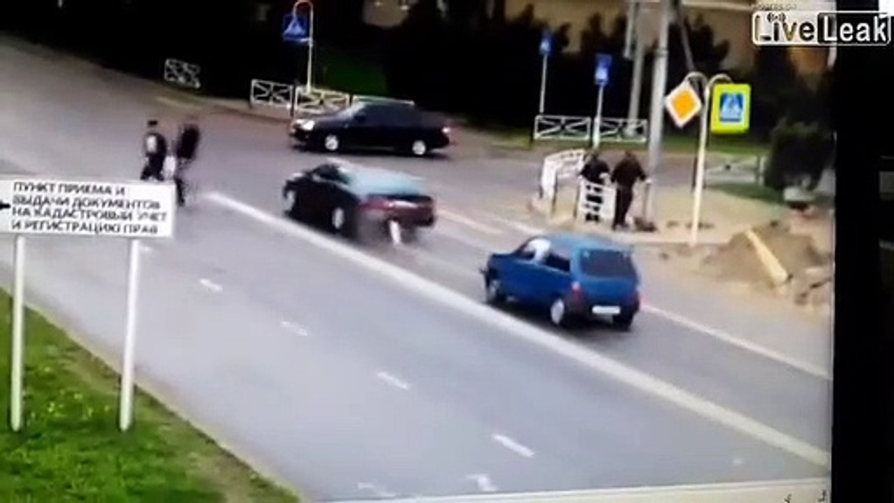 Ce conducteur se retrouve en panne en pleine route, regardez qui sort de la voiture