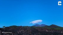 Il filme un nuage magnifique et mystérieux : Lenticular Cloud