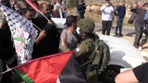 İsrail askerleri, ambulans içindeki yaralı Filistinliyi gözaltına almaya çalıştı