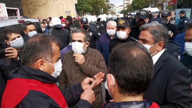 KOCAELİ - İzinsiz yürüyüş yapmak isteyen gruba polis müdahale etti