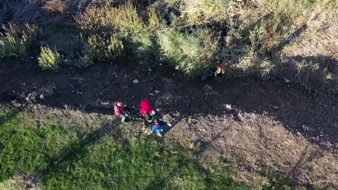 MUŞ - Gönüllü gençler, topladıkları atıklarla 'çöp' yazarak mesaj verdi