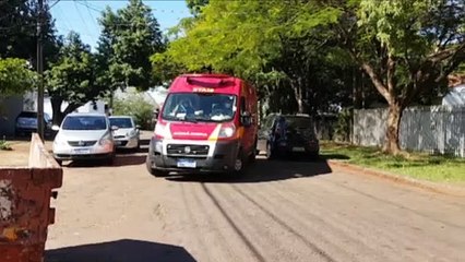 Homem de 86 anos é socorrido após sofrer lesão no pé enquanto manuseava motosserra