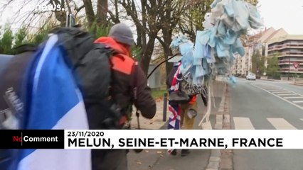 Un 'caracol' y un 'jabalí' limpian Francia de mascarillas desechadas