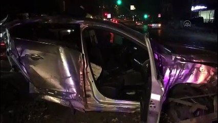 ANKARA - Bariyere çarpan otomobilde 2 kişi yaralandı