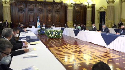 Guatemala inicia diálogo, pero siguen las protestas contra el presidente