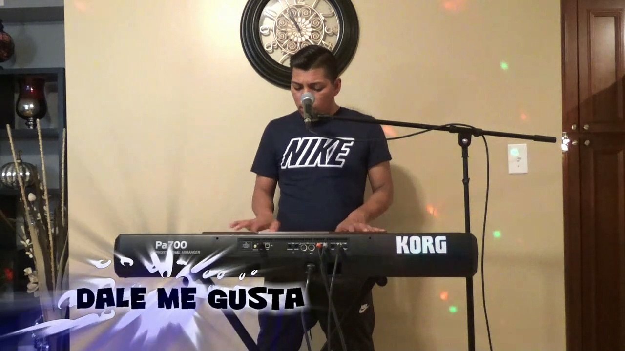 Tecladista de Chicago  Reyes Garcia tocando costeñas para bailar