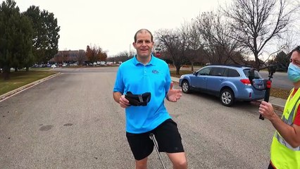 رجل يحطم رقم قياسي في موسوعة غينيس بعد قيادة الدراجة معصوب العينين