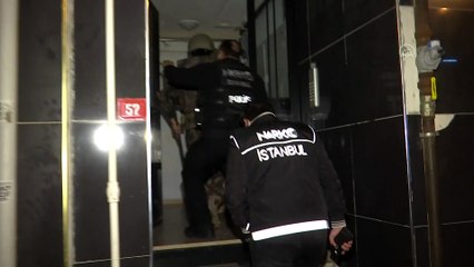 İSTANBUL -  Uyuşturucu satıcılarına yönelik eş zamanlı operasyonda çok sayıda şüpheli yakalandı