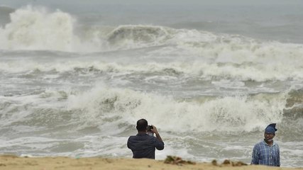 Télécharger la video: Heavy rainfall lashes Tamil Nadu, Puducherry as Cyclone Nivar nears