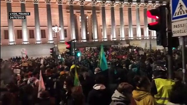 La loi sur la sécurité globale adoptée, les députés français ignorent les défenseurs des libertés