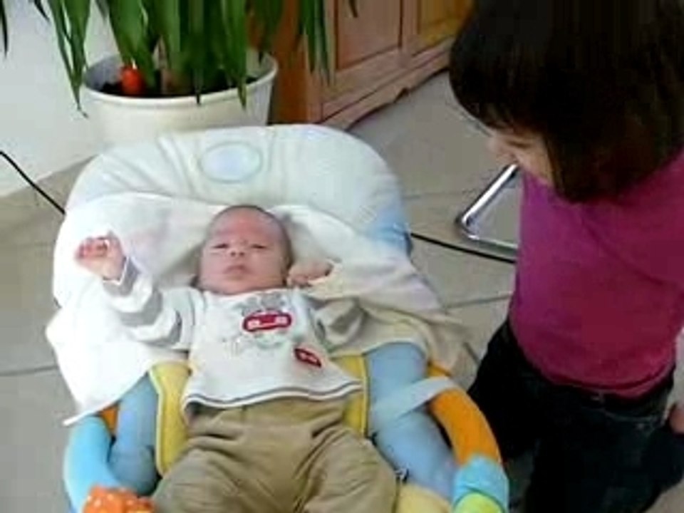 Candice donne son doudou à Tom