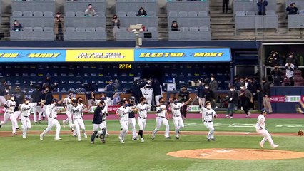 우승 첫 발자국 남긴 '공룡군단'...한국시리즈 이모저모 / YTN