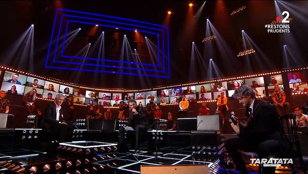 Bénabar invité de Nagui dans Taratata sur France 2 sort une antisèche pour une de ses chansons.