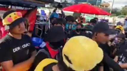 25-11-2563 ไมล์ ระยอง และแพนกวิน เดินทางร่วมคณะราษฎร บริเวณ SCB สำนักงานใหญ่ #Khaosod