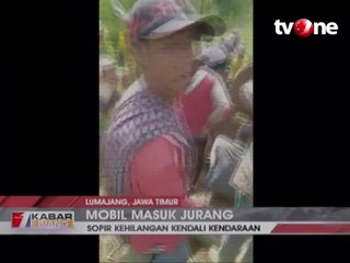 Mobil Masuk Jurang Akibat Jalan Licin Terekam Kamera