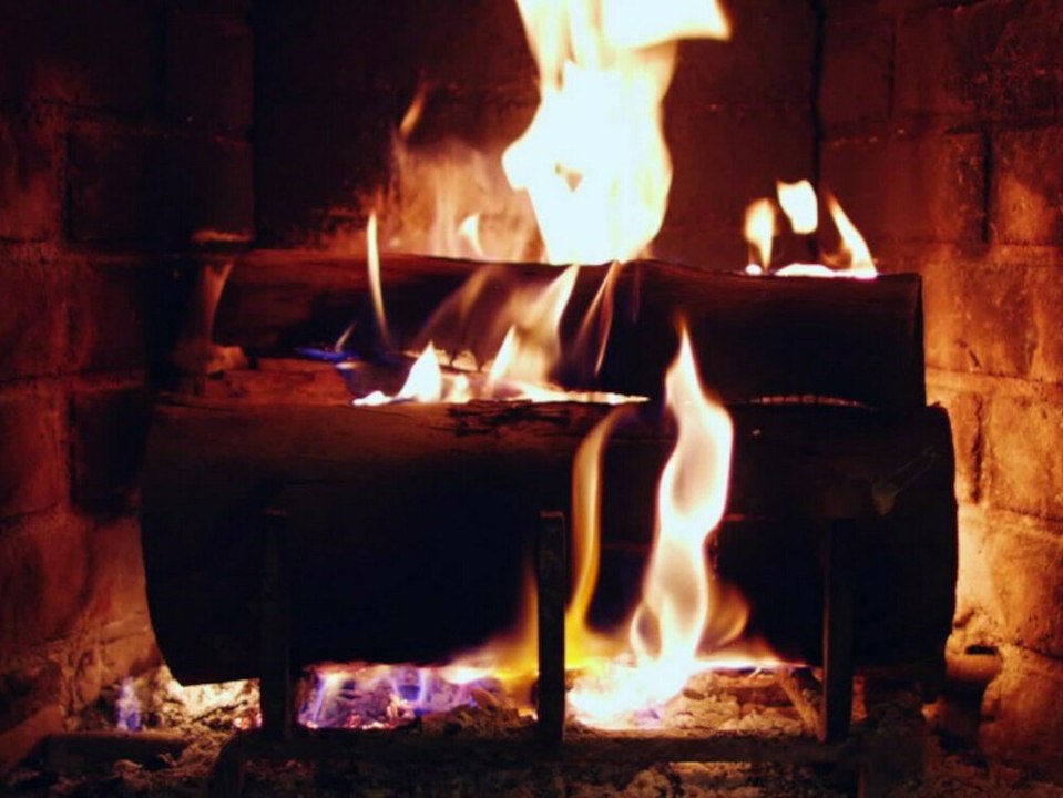 Der Fernseher war schuld: Fake-Kaminfeuer löst Großeinsatz aus