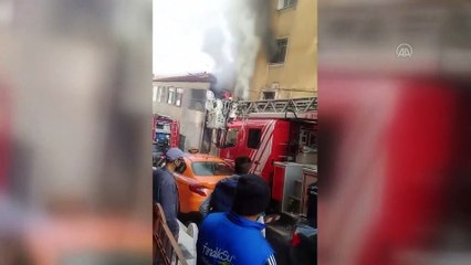 İSTANBUL - Kağıthane'de bir binada çıkan yangın söndürüldü
