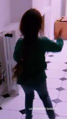 Amel Bent a filmé sa fille Sofia (4 ans) en train de danser. Le 24 novembre 2020.