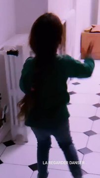 Amel Bent a filmé sa fille Sofia (4 ans) en train de danser. Le 24 novembre 2020.