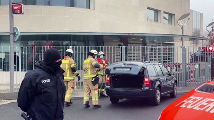 BERLİN - Almanya’da başbakanlık binasına araçla saldırı girişimi