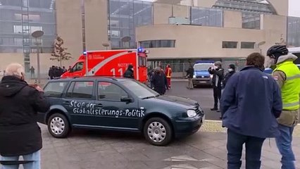 Auto fährt ins Bundeskanzleramt in Berlin - mit seltsamen Slogans