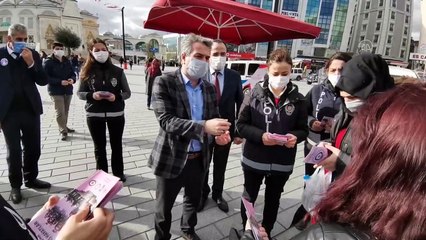 Tải video: İSTANBUL - Esenyurt'ta KADES uygulaması bilgilendirmesi, broşür dağıtımı yapıldı