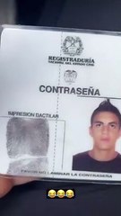 Mateo Carvajal mostró la foto de su documento de identidad cuando tenía 18 años