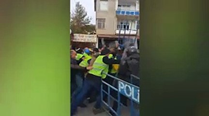 Hakları için Ankara'ya yürümek isteyen Ermenek madencilerine gazlı müdahale; Bağımsız Maden İş Sendikası Genel Başkanı Tahir Çetin de dahil 30 gözaltı var