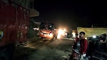 गन्ने से भरे ट्रक का टूटा सॉफ्ट, लगी जाम