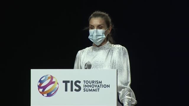 La reina traslada el saludo cariñoso del rey a los asistentes al congreso donde hoy debía intervenir en Sevilla