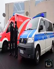 Coche con pintadas antiglobalizacion se estrella contra la valla de la Cancilleria alemana