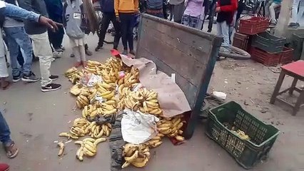 कांधला में फल विक्रेता की रेहड़ी दबंग ने पलटी, हुआ हंगामा