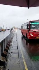 வாகனங்களை வெள்ளத்தில் இருந்து பாதுகாக்க மேம்பாலத்தில் நிறுத்திய வேளச்சேரிவாசிகள் - வீடியோ