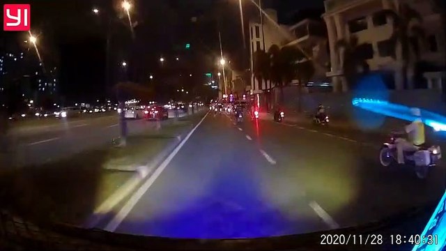 Thót tim ông bố rồ ga xe máy khiến con ngồi sau ngã ngửa xuống đường mà vẫn không hề hay biết