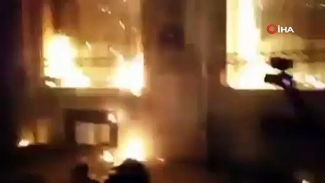 Fransa’da protestocular Merkez Bankasını ateşe verdi