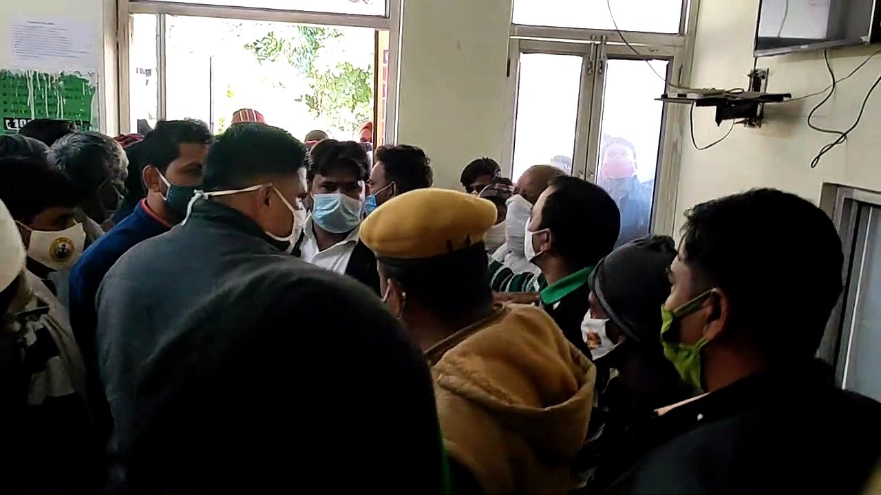 Agitation: किया थाने का घेराव, कराया हत्या का मामला दर्ज