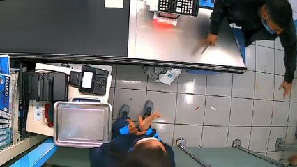 Bıçaklı soyguncuyu ‘turşu kavanozu’ ile engelledi