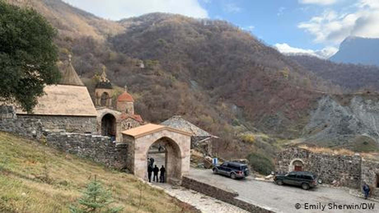 Armenier nehmen Abschied vom Kloster Dadiwank