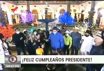 La nueva idiotez de Maduro: intentó soplar unas velas con la mascarilla puesta