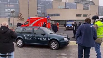 Auto impazzita contro la cancelleria a Berlino